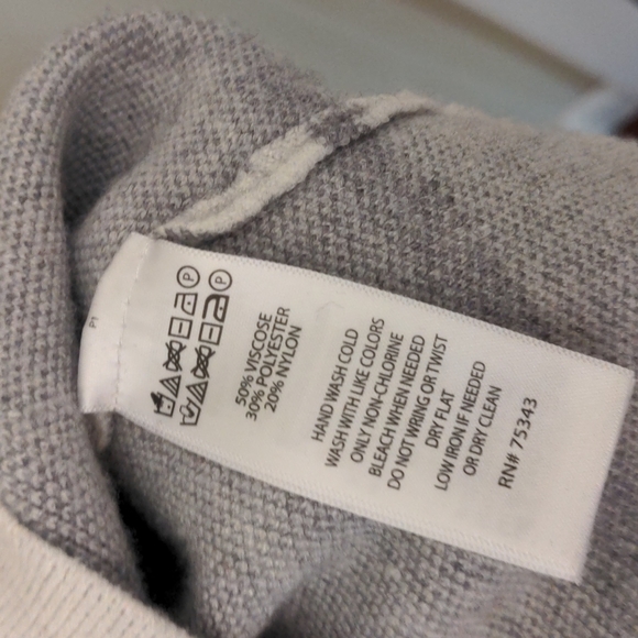 Tahari sweater - Picture 4 of 4